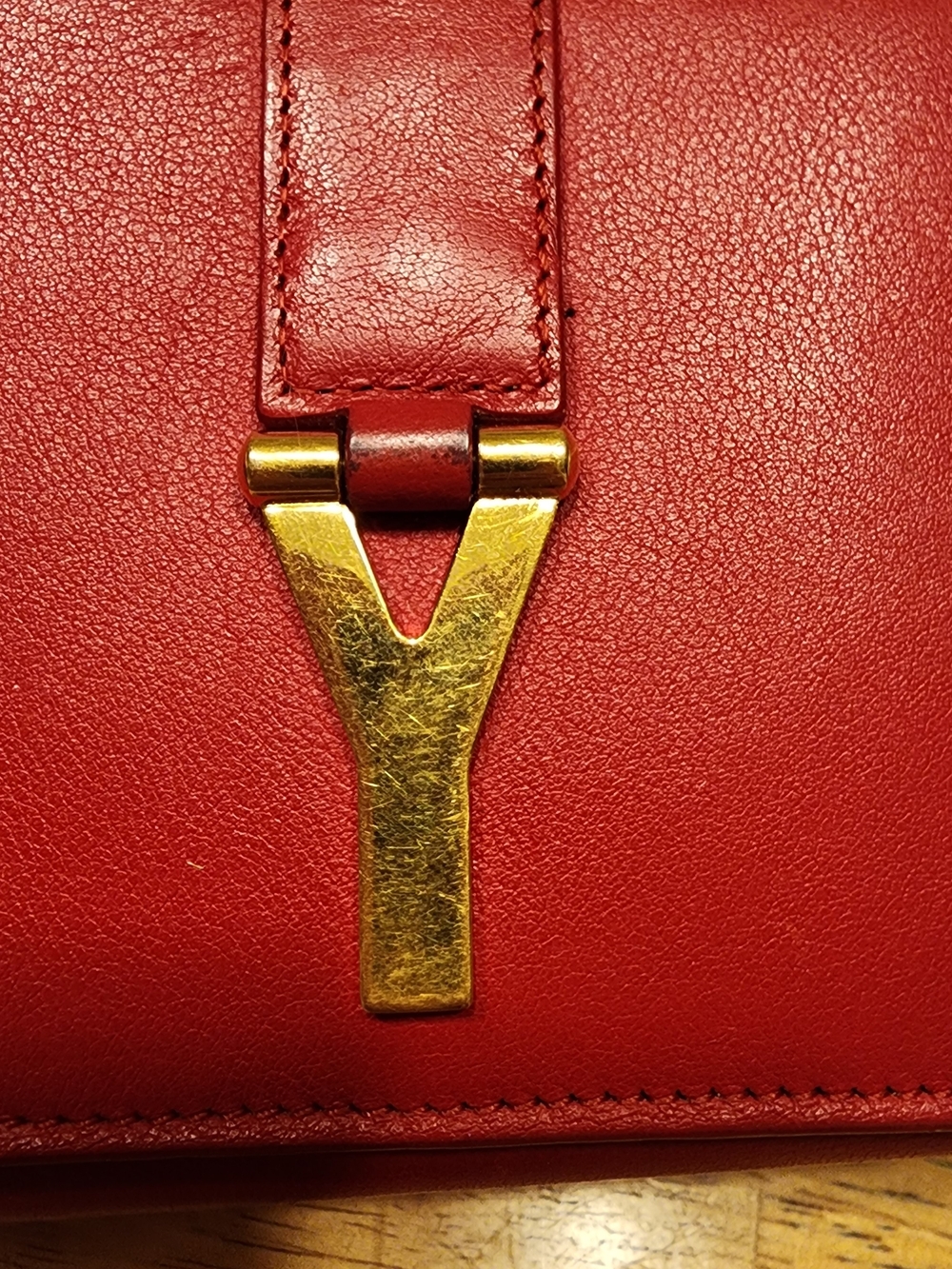 red calfskin Saint Laurent Classic Y compact wallet With a gold-toned Y logo - Picture 2 of 16